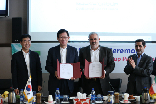 조환익 한국전력 사장(왼쪽 두번째)과 압바스 아리아바디 MAPNA 그룹 회장(왼쪽 세번째) 등이 협약을 맺고 기념촬영을 하고 있다. <한국전력 제공>